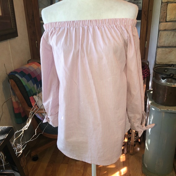 NO COMMENT SIZE SMALL RED AND WHITE PINSTRIPED ON/OFF SHOULDERS WITH 3/4 SLEEVE - Picture 5 of 5